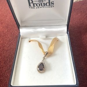 Proud Jewellers 9ct Garnet Pendent